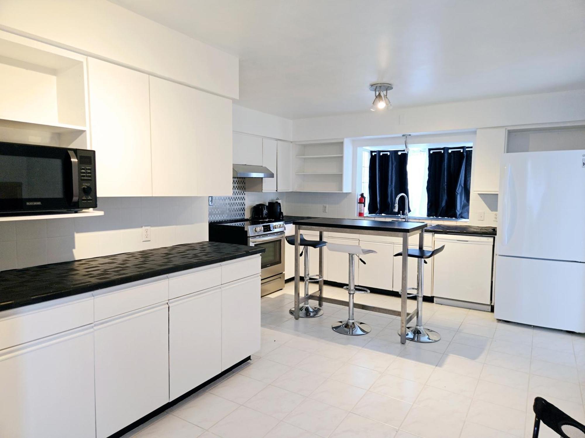 Cozy Stylish Black & White Design Room In The Heart Of Vancouver! Private Parking, Self Check-In & Just 4 Mins To Metrotown! 外观 照片