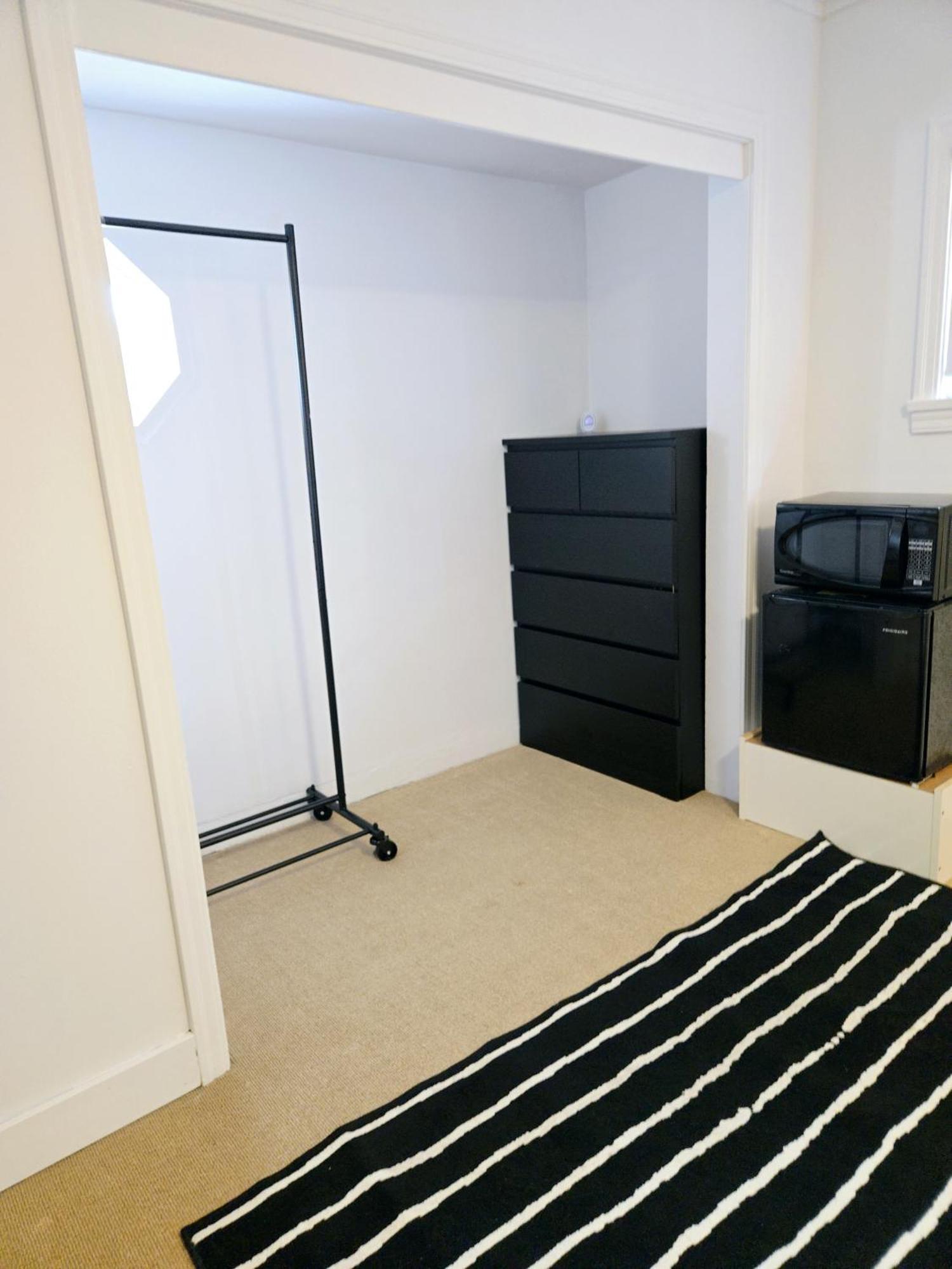 Cozy Stylish Black & White Design Room In The Heart Of Vancouver! Private Parking, Self Check-In & Just 4 Mins To Metrotown! 外观 照片