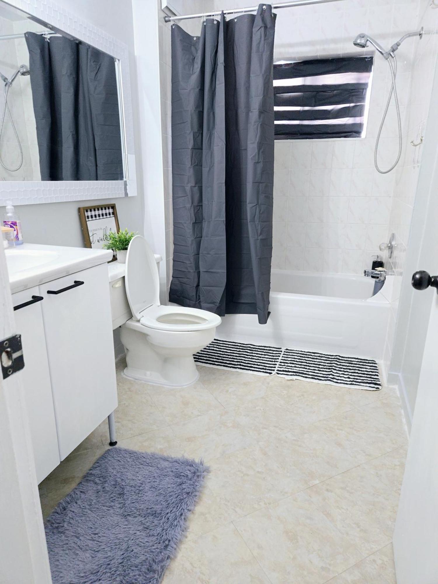 Cozy Stylish Black & White Design Room In The Heart Of Vancouver! Private Parking, Self Check-In & Just 4 Mins To Metrotown! 外观 照片