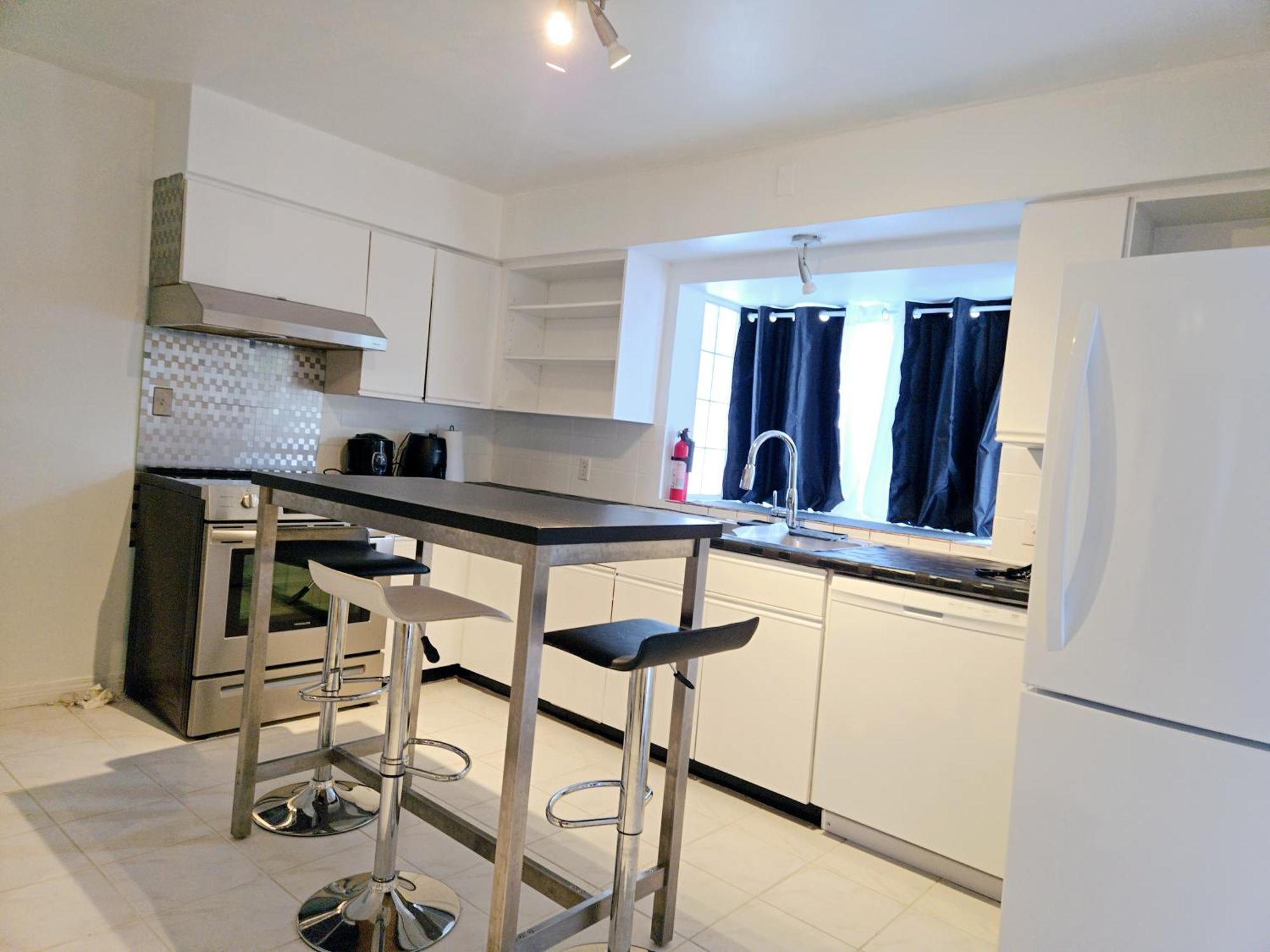 Cozy Stylish Black & White Design Room In The Heart Of Vancouver! Private Parking, Self Check-In & Just 4 Mins To Metrotown! 外观 照片