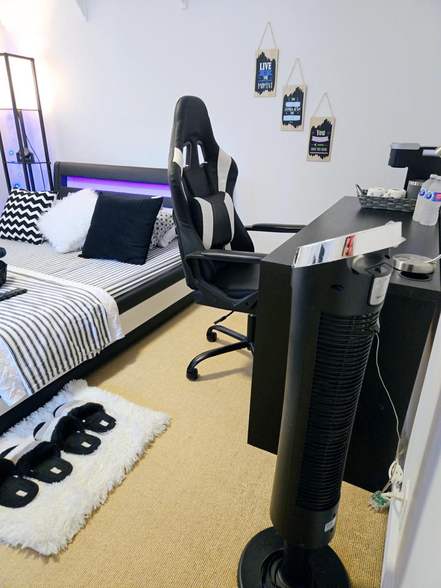 Cozy Stylish Black & White Design Room In The Heart Of Vancouver! Private Parking, Self Check-In & Just 4 Mins To Metrotown! 外观 照片