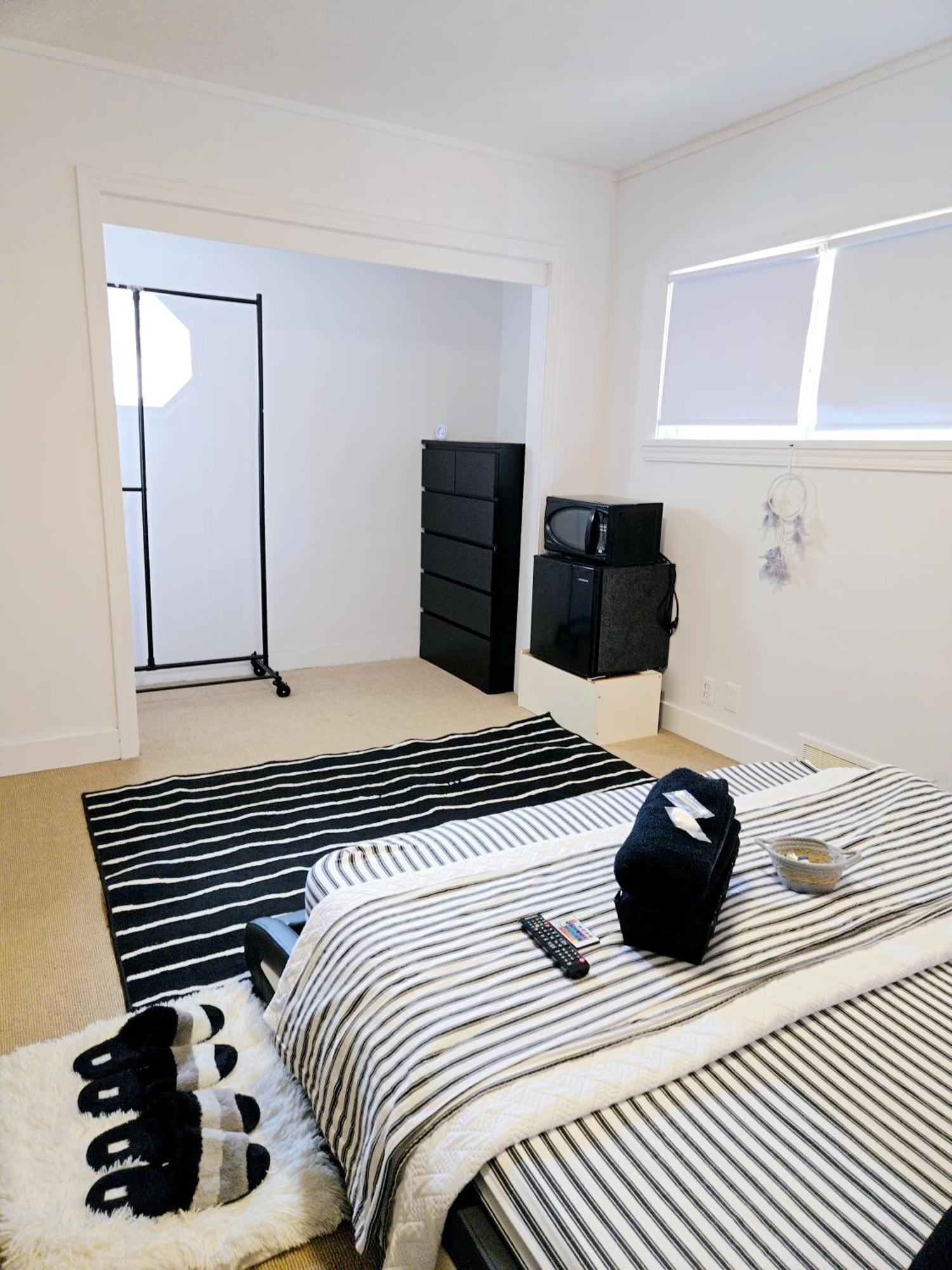 Cozy Stylish Black & White Design Room In The Heart Of Vancouver! Private Parking, Self Check-In & Just 4 Mins To Metrotown! 外观 照片