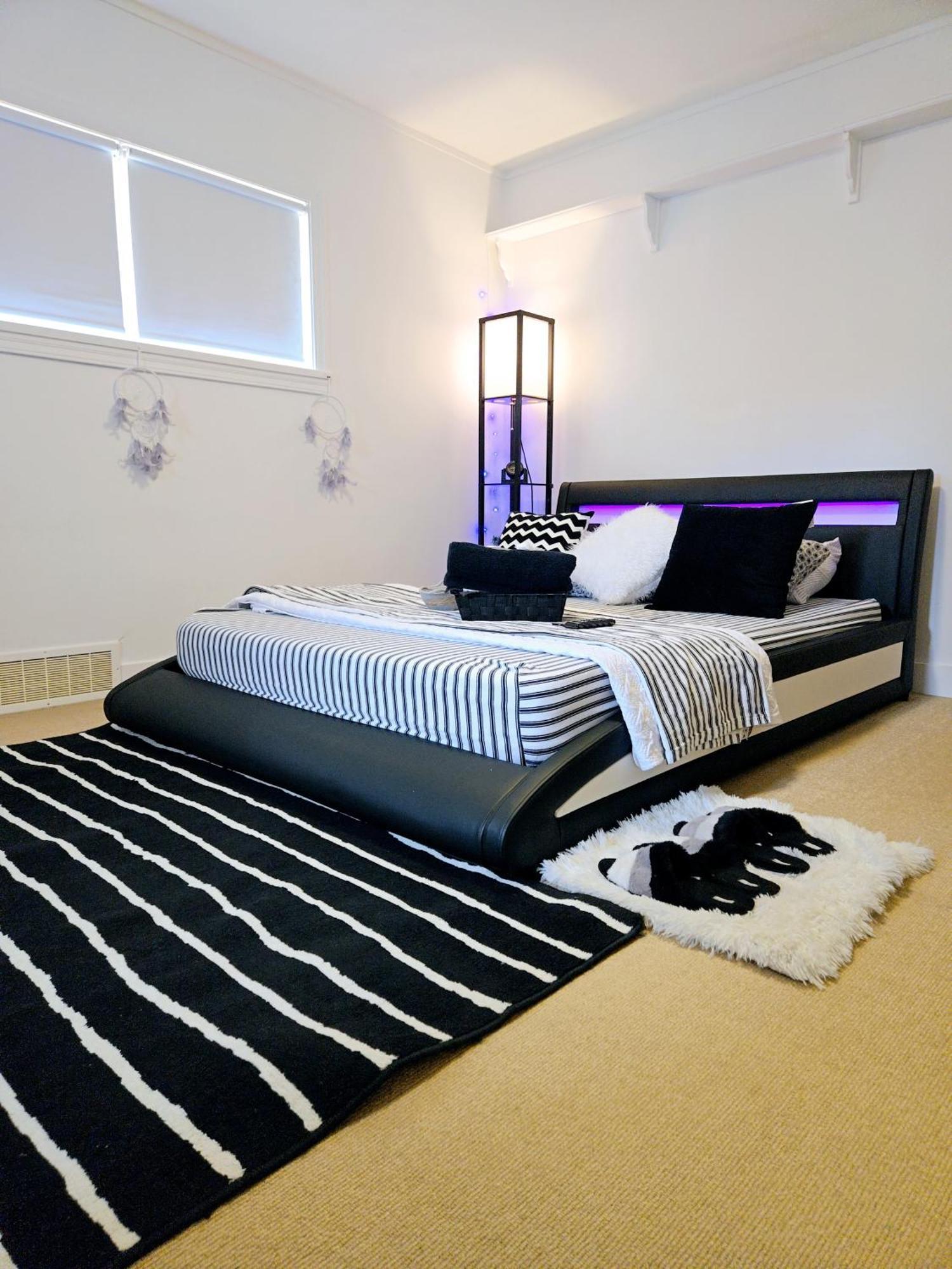 Cozy Stylish Black & White Design Room In The Heart Of Vancouver! Private Parking, Self Check-In & Just 4 Mins To Metrotown! 外观 照片