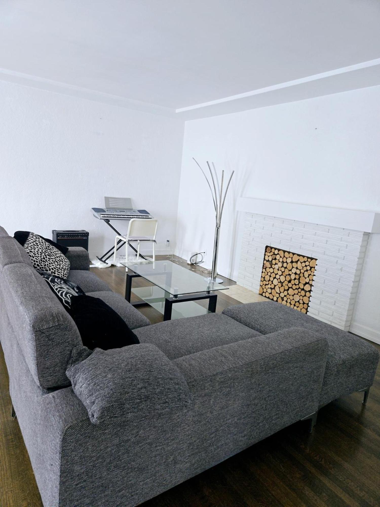 Cozy Stylish Black & White Design Room In The Heart Of Vancouver! Private Parking, Self Check-In & Just 4 Mins To Metrotown! 外观 照片