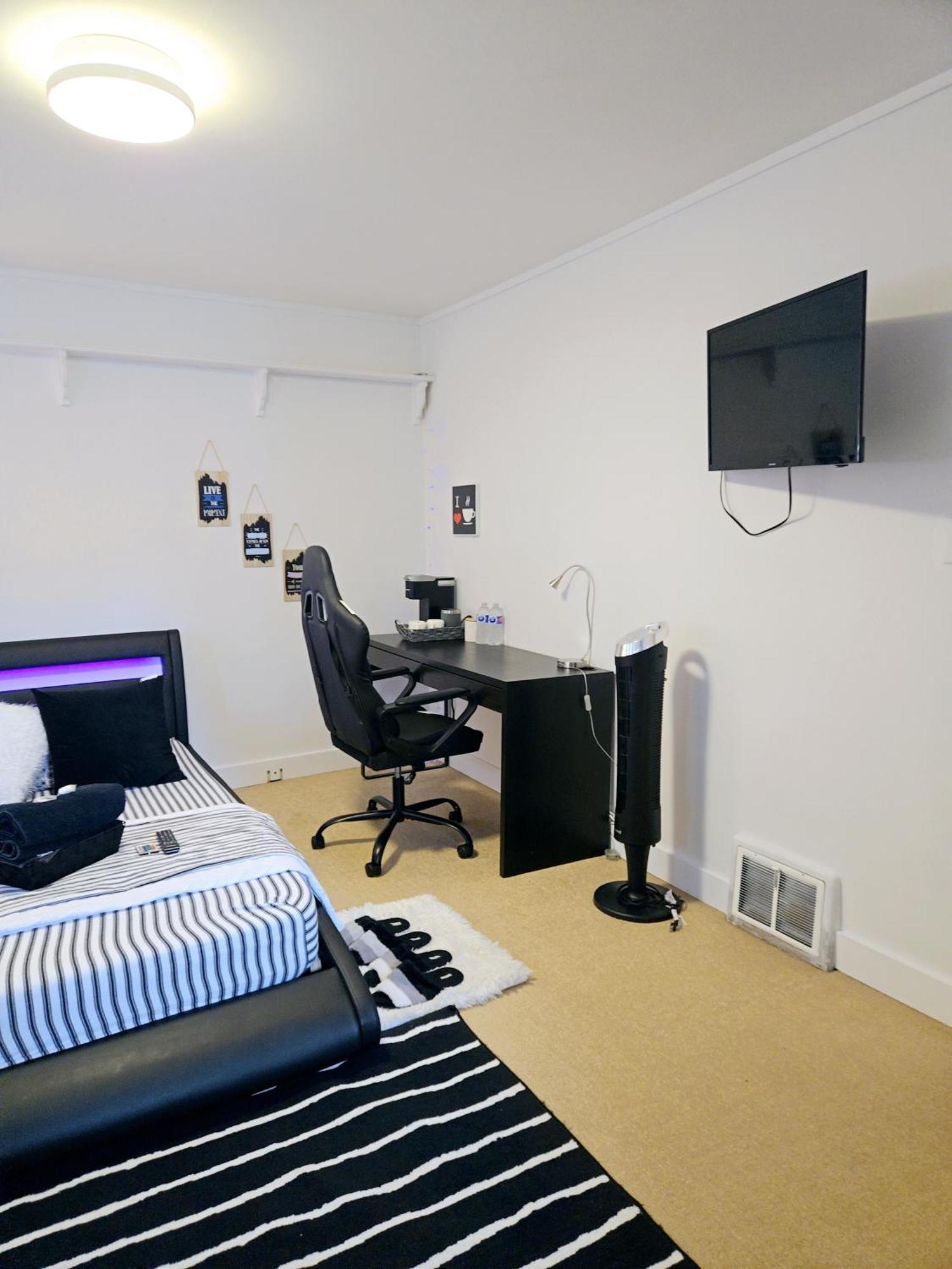 Cozy Stylish Black & White Design Room In The Heart Of Vancouver! Private Parking, Self Check-In & Just 4 Mins To Metrotown! 外观 照片