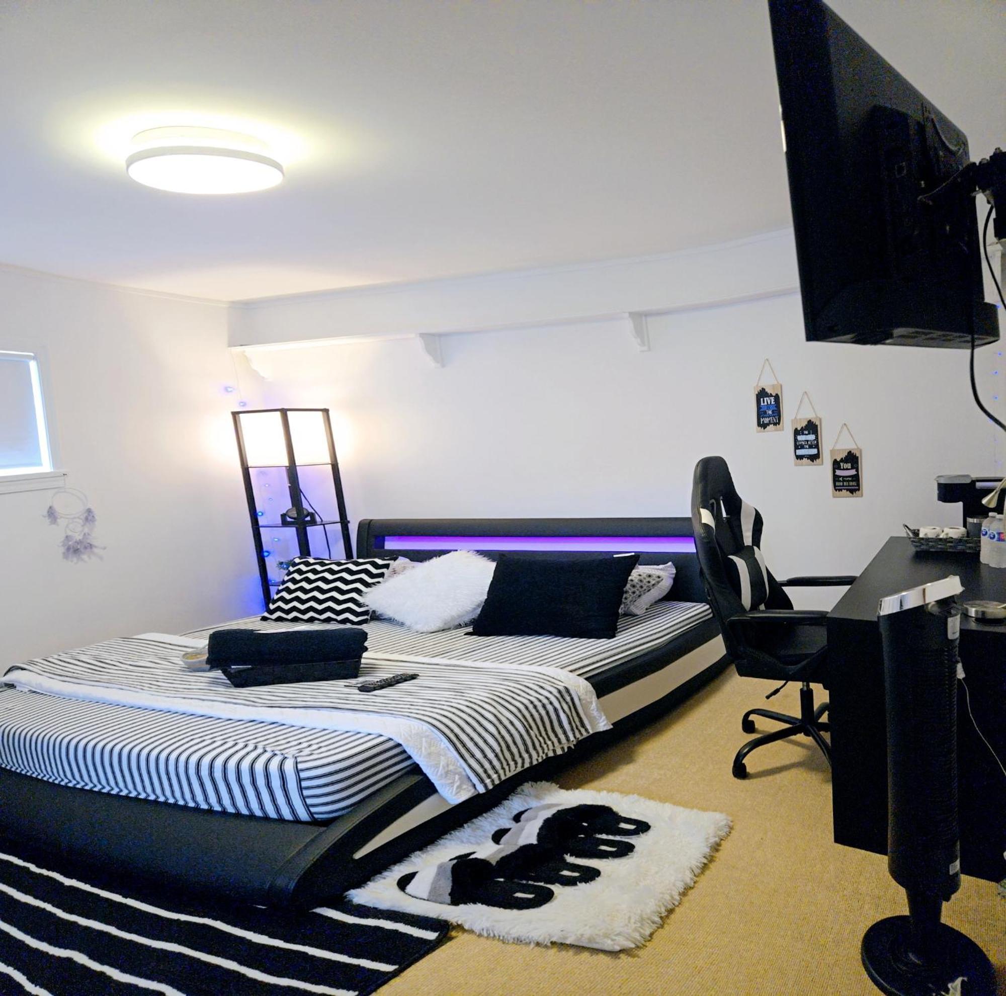 Cozy Stylish Black & White Design Room In The Heart Of Vancouver! Private Parking, Self Check-In & Just 4 Mins To Metrotown! 外观 照片