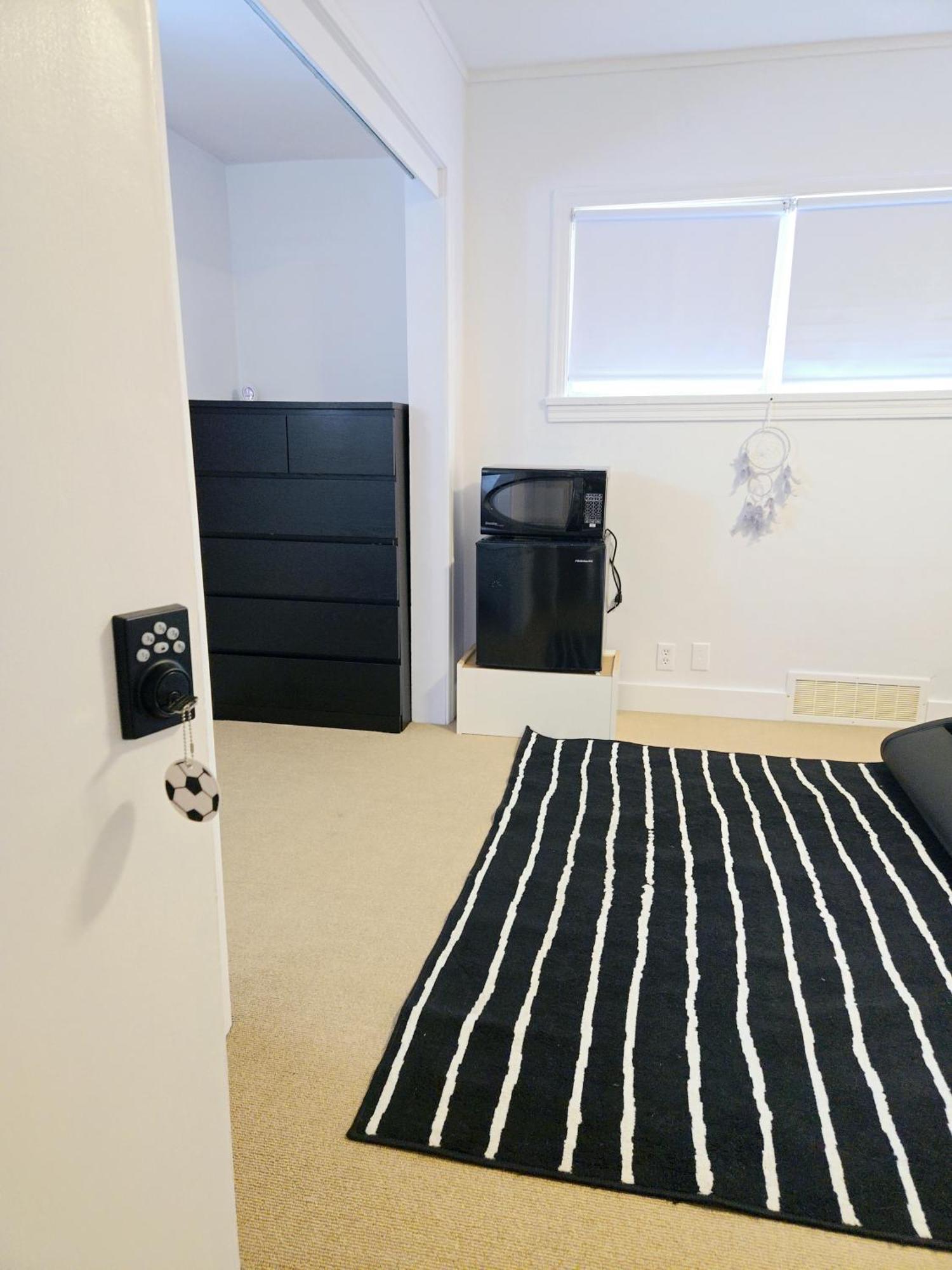 Cozy Stylish Black & White Design Room In The Heart Of Vancouver! Private Parking, Self Check-In & Just 4 Mins To Metrotown! 外观 照片