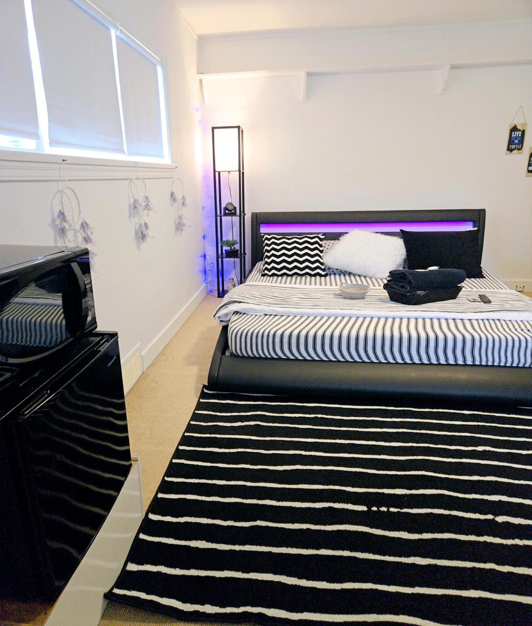Cozy Stylish Black & White Design Room In The Heart Of Vancouver! Private Parking, Self Check-In & Just 4 Mins To Metrotown! 外观 照片