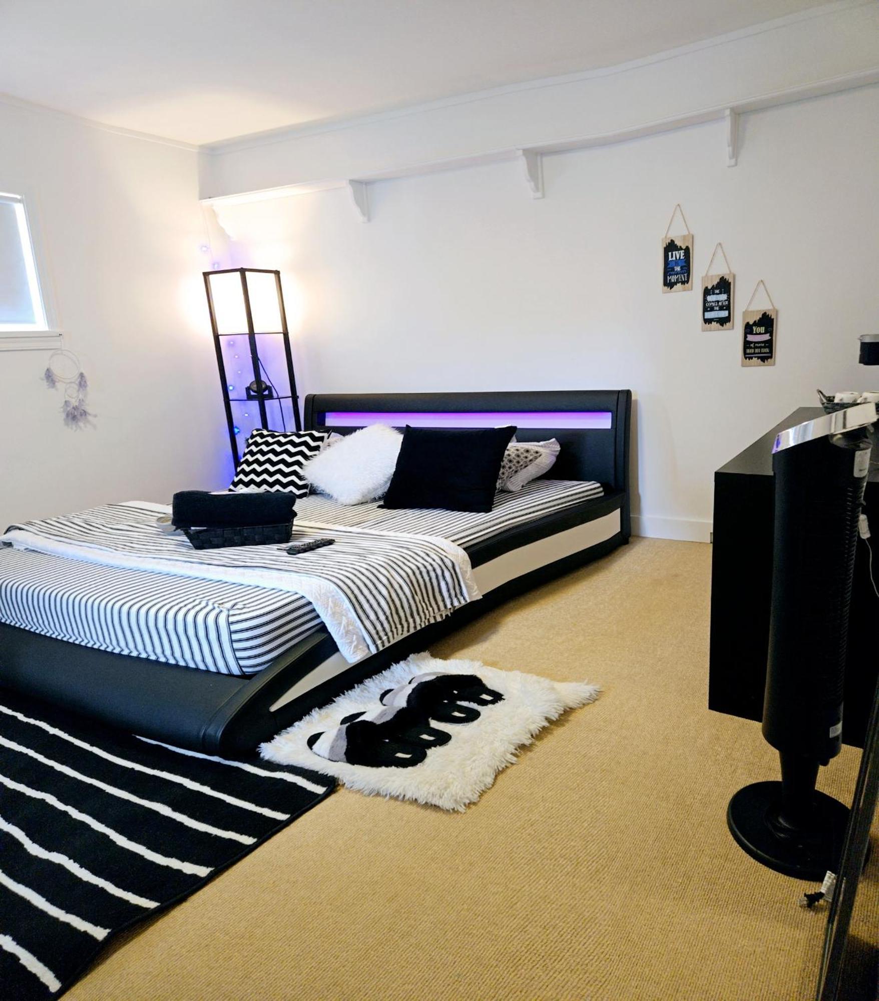 Cozy Stylish Black & White Design Room In The Heart Of Vancouver! Private Parking, Self Check-In & Just 4 Mins To Metrotown! 外观 照片